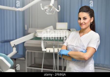 Portrait d'une jeune femme dentiste dans son lieu de travail Banque D'Images