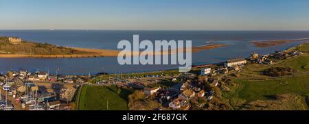 Vue sur l'estuaire de la rivière Deben à Felixstowe Ferry à Suffolk, au Royaume-Uni Banque D'Images