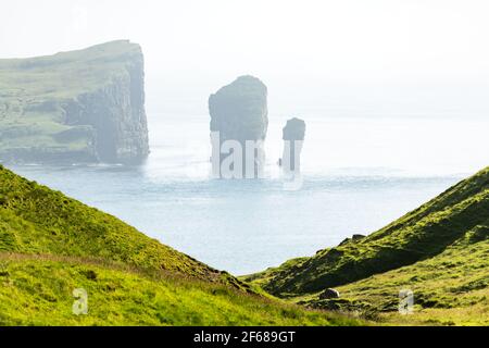 Vue spectaculaire sur les piles de la mer de Drangarnir et Tindholmur Banque D'Images