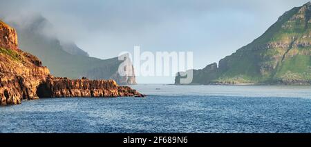 Vue spectaculaire sur les piles de la mer de Drangarnir et Tindholmur Banque D'Images