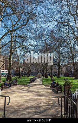 Berkeley Square vu de l'une de ses entrées, Mayfair, Londres W1J, Angleterre, Royaume-Uni. Banque D'Images