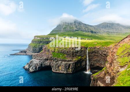 Cascade de Mulafossur à Gasadalur, sur l'île de Vagar, dans les îles Féroé Banque D'Images