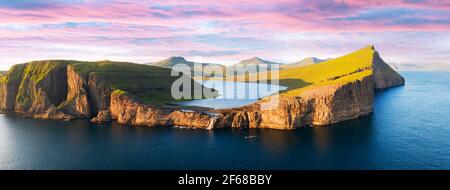 Sorvagsvatn lac sur les falaises de l'île de Vagar et dans le coucher du soleil, îles Féroé Banque D'Images