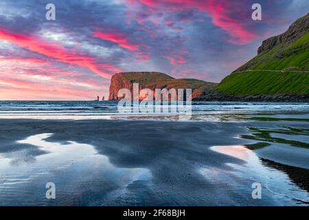 Coucher de soleil incroyable à marée basse sur la côte atlantique de l'océan Banque D'Images