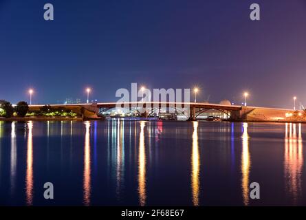 Vue panoramique du pont lumineux Khalidiya de Sharjah reliant l'île du drapeau à la ville de Sharjah capturée du parc de Majaaz, Sharjah Banque D'Images