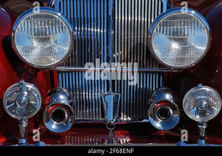 Avant d'un roadster Triumph 1949 avec beaucoup de détails chromés. Banque D'Images