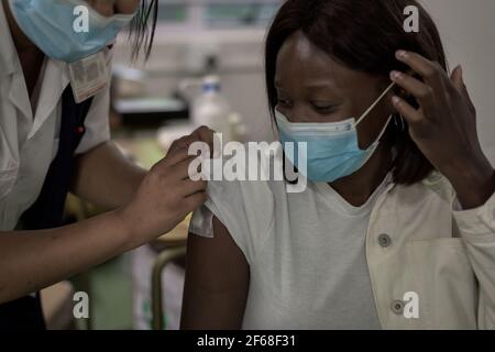 Un agent de santé sud-africain après un Johnson & Johnson COVID-19 jab dans le cadre de l'essai du vaccin Sisonke à L'hôpital Groote Schuur du Cap Banque D'Images