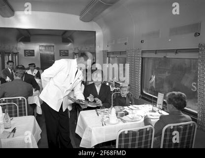 State Railways, SJ R03 Restaurant voiture avec des extras et des serveurs en travail. Banque D'Images