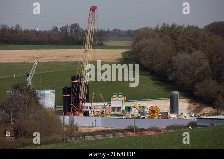 Chalfont St Giles, Royaume-Uni. 30 mars 2021. Vue générale d'un composé de construction pour les travaux sur un axe de ventilation pour la section tunnel Chiltern de la liaison ferroviaire à grande vitesse HS2. Les travaux, au large de Bottom House Farm Lane, comprennent la construction d'une route de transport temporaire et d'un remblai ainsi que de l'axe de ventilation. Crédit : Mark Kerrison/Alamy Live News Banque D'Images