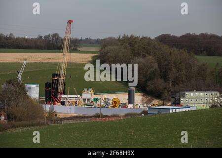 Chalfont St Giles, Royaume-Uni. 30 mars 2021. Vue générale d'un composé de construction pour les travaux sur un axe de ventilation pour la section tunnel Chiltern de la liaison ferroviaire à grande vitesse HS2. Les travaux, au large de Bottom House Farm Lane, comprennent la construction d'une route de transport temporaire et d'un remblai ainsi que de l'axe de ventilation. Crédit : Mark Kerrison/Alamy Live News Banque D'Images