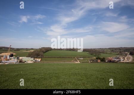 Chalfont St Giles, Royaume-Uni. 30 mars 2021. Vue générale d'un composé de construction (l) et d'une route de transport temporaire (r) pour les travaux sur un axe de ventilation pour la section tunnel Chiltern de la liaison ferroviaire à grande vitesse HS2. Les travaux, au large de Bottom House Farm Lane, comprennent également la construction d'un remblai. Crédit : Mark Kerrison/Alamy Live News Banque D'Images