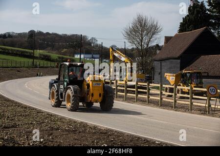 Chalfont St Giles, Royaume-Uni. 30 mars 2021. Les entrepreneurs HS2 travaillent à côté d'une voie de transport temporaire construite en liaison avec des travaux pour un axe de ventilation pour la section tunnel Chiltern de la liaison ferroviaire haute vitesse HS2. Les travaux, au large de Bottom House Farm Lane, comprennent la construction de l'axe de ventilation et d'un remblai ainsi que la voie de transport temporaire. Crédit : Mark Kerrison/Alamy Live News Banque D'Images