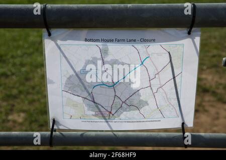 Chalfont St Giles, Royaume-Uni. 30 mars 2021. Un avis du Conseil de Buckinghamshire fixé à une porte sur la voie Chiltern indiquant que la voie de ferme Bottom House voisine est fermée pour les travaux d'un puits de ventilation pour la section Chiltern tunnel de la liaison ferroviaire à grande vitesse HS2. Les travaux comprennent la construction de l'axe de ventilation, d'un remblai et d'une voie de transport temporaire. Crédit : Mark Kerrison/Alamy Live News Banque D'Images