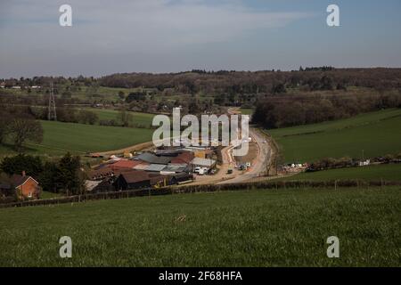 Chalfont St Giles, Royaume-Uni. 30 mars 2021. Une vue générale d'une route de transport temporaire construite en liaison avec des travaux pour un axe de ventilation pour la section tunnel Chiltern de la liaison ferroviaire à grande vitesse HS2. Les travaux, au large de Bottom House Farm Lane, comprennent la construction de l'axe de ventilation et d'un remblai ainsi que la voie de transport temporaire. Crédit : Mark Kerrison/Alamy Live News Banque D'Images