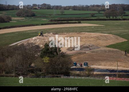 Chalfont St Giles, Royaume-Uni. 30 mars 2021. Vue générale des travaux préparatoires pour un axe de ventilation pour la section tunnel Chiltern de la liaison ferroviaire à grande vitesse HS2. Les travaux, au large de Bottom House Farm Lane, comprennent la construction d'une route de transport temporaire et d'un remblai ainsi que de l'axe de ventilation. Crédit : Mark Kerrison/Alamy Live News Banque D'Images