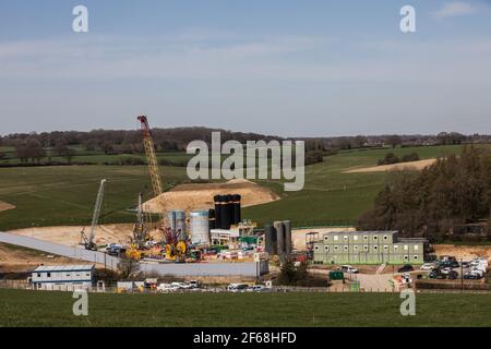 Chalfont St Giles, Royaume-Uni. 30 mars 2021. Vue générale d'un composé de construction pour les travaux sur un axe de ventilation pour la section tunnel Chiltern de la liaison ferroviaire à grande vitesse HS2. Les travaux, au large de Bottom House Farm Lane, comprennent la construction d'une route de transport temporaire et d'un remblai ainsi que de l'axe de ventilation. Crédit : Mark Kerrison/Alamy Live News Banque D'Images