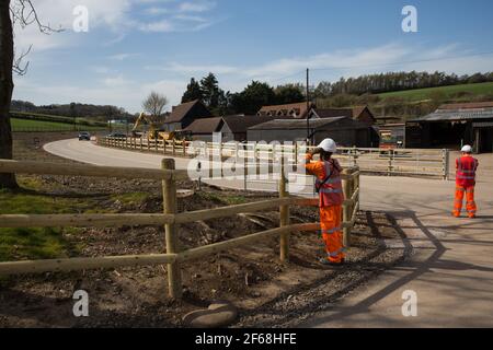 Chalfont St Giles, Royaume-Uni. 30 mars 2021. Les entrepreneurs HS2 travaillent à côté d'une voie de transport temporaire construite en liaison avec des travaux pour un axe de ventilation pour la section tunnel Chiltern de la liaison ferroviaire haute vitesse HS2. Les travaux, au large de Bottom House Farm Lane, comprennent la construction de l'axe de ventilation et d'un remblai ainsi que la voie de transport temporaire. Crédit : Mark Kerrison/Alamy Live News Banque D'Images