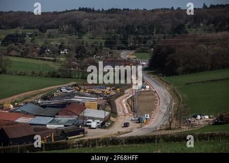 Chalfont St Giles, Royaume-Uni. 30 mars 2021. Une vue générale d'une route de transport temporaire construite en liaison avec des travaux pour un axe de ventilation pour la section tunnel Chiltern de la liaison ferroviaire à grande vitesse HS2. Les travaux, au large de Bottom House Farm Lane, comprennent la construction de l'axe de ventilation et d'un remblai ainsi que la voie de transport temporaire. Crédit : Mark Kerrison/Alamy Live News Banque D'Images