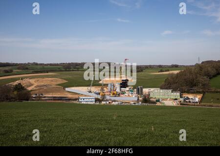 Chalfont St Giles, Royaume-Uni. 30 mars 2021. Vue générale d'un composé de construction pour les travaux sur un axe de ventilation pour la section tunnel Chiltern de la liaison ferroviaire à grande vitesse HS2. Les travaux, au large de Bottom House Farm Lane, comprennent la construction d'une route de transport temporaire et d'un remblai ainsi que de l'axe de ventilation. Crédit : Mark Kerrison/Alamy Live News Banque D'Images