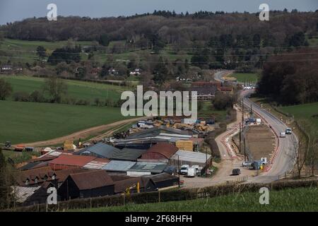 Chalfont St Giles, Royaume-Uni. 30 mars 2021. Une vue générale d'une route de transport temporaire construite en liaison avec des travaux pour un axe de ventilation pour la section tunnel Chiltern de la liaison ferroviaire à grande vitesse HS2. Les travaux, au large de Bottom House Farm Lane, comprennent la construction de l'axe de ventilation et d'un remblai ainsi que la voie de transport temporaire. Crédit : Mark Kerrison/Alamy Live News Banque D'Images