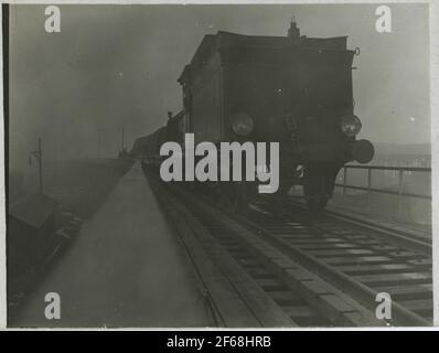 Charge d'échantillon de viaduc Northern pernanent. L'actuel pont de Marieholm a été construit en 1908 et a été pris en mars 1909. Il a été remplacé par du béton en 1996. Banque D'Images