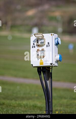 Gros plan d'une unité d'alimentation électrique de caravane à Burton Bradstock, Dorset, Royaume-Uni, le 30 mars 2021 Banque D'Images