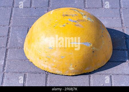 Revêtement protecteur en béton hémisphère gros plan, revêtement jaune rayé hémisphère Banque D'Images