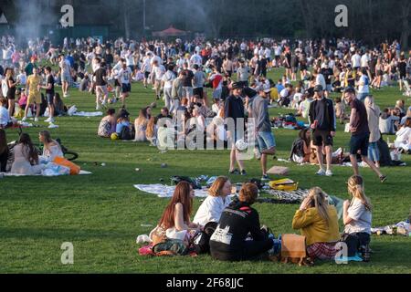 Sheffield, Royaume-Uni. 30 mars 2021. Des centaines de jeunes profitent d'une chaude soirée de printemps à Endcliffe Park, Sheffield, Royaume-Uni crédit: Mark Harvey/Alay Live News Banque D'Images