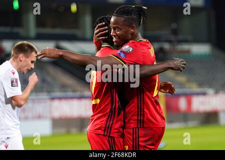 LOUVAIN, BELGIQUE - 30 MARS : Jeremy Doku, de Belgique, et Michy Batshuayi, de Belgique, célèbrent l'année 2-0 lors du match Qualificateur Qatar de la coupe du monde de la FIFA 2022 Banque D'Images