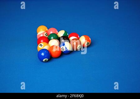 boules de billard sur fond bleu Banque D'Images