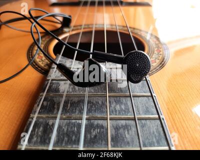 Guitare acoustique et écouteurs. Guitare rétro et écouteurs. Banque D'Images