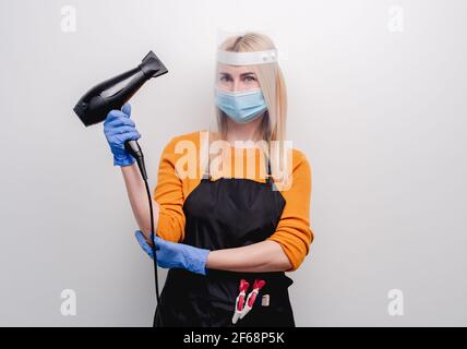 Coiffeur avec masque Banque D'Images