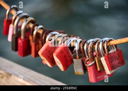 Locks amoureux abîmés sur une chaîne sur un pont Banque D'Images
