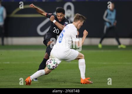 Duisburg, Allemagne. 25 mars 2021. Firo: 25.03.2021 Fuvuball, Soccer: LV§nderspiel équipe nationale WM qualification Allemagne, GER-Islande duels Serge Gnarby. | utilisation dans le monde crédit: dpa/Alay Live News Banque D'Images