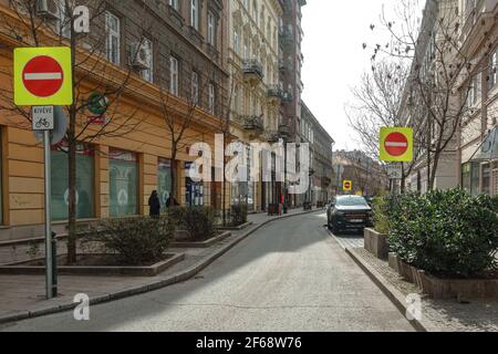 Aucun panneau d'entrée sur Kiraly utca à Budapest sur un début du printemps Banque D'Images