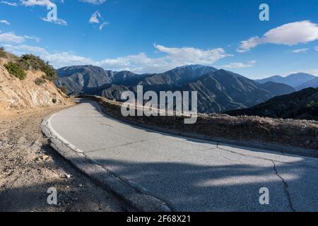 Vue sur Glendora Ridge Road et Mt Baldy dans les montagnes San Gabriel du comté de Los Angeles en Californie. Banque D'Images