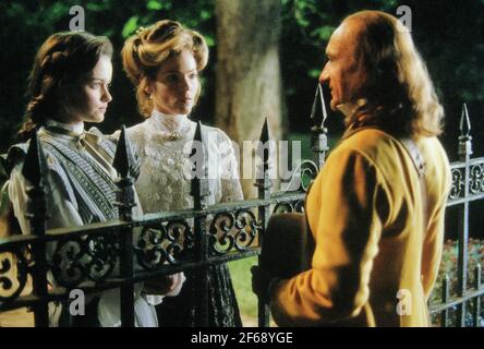 Alexis Bledel, Amy Irving, Ben Kingsley, « Tuck everdurable » (2002). Crédit photo : Ron Phillips/Buena Vista Pictures/THA. Référence du dossier # 34082-1328THA Banque D'Images