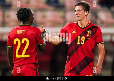 LOUVAIN, BELGIQUE - MARS 30: Jeremy Doku de Belgique et Dennis Praet de Belgique célébrant l'un des buts de la Belgique lors de la coupe du monde de la FIFA 2022 Qatar Banque D'Images