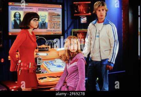 Linda Cardellini, Sarah Michelle Gellar, Freddie Prinze Jr., 'Scooby-Doo 2: Monsters Unleashed' (2004). Crédit photo : Warner Bros./THA. Référence du fichier # 34082-1505THA Banque D'Images