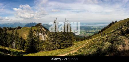 Vue panoramique de la montagne Hochgern avec le lac Chiemsee en Bavière, Allemagne en été Banque D'Images