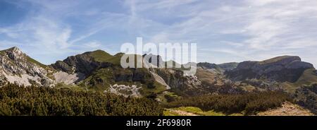 Panorama sur la montagne depuis la montagne Gscholkopf jusqu'à Ebner Joch, Rofan, Tyrol, Autriche en été Banque D'Images