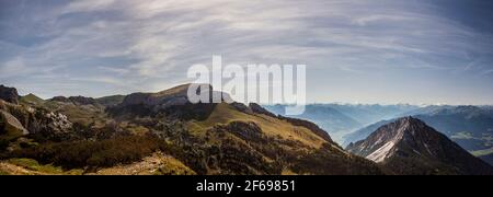 Panorama sur la montagne depuis la montagne Gscholkopf jusqu'à Ebner Joch, Rofan, Tyrol, Autriche en été Banque D'Images