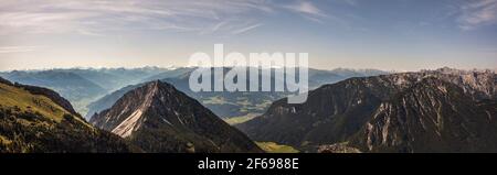 Panorama sur la montagne depuis la montagne Gscholkopf jusqu'à Ebner Joch, Rofan, Tyrol, Autriche en été Banque D'Images