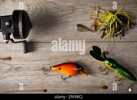 Vieux leurres de pêche avec fond de bois. Banque D'Images