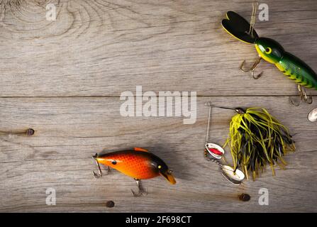 Vieux leurres de pêche avec fond de bois. Banque D'Images