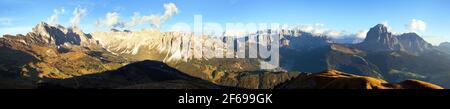 Vue panoramique en soirée de Geislergruppe ou Gruppo delle Odle et Sella gruppe ou Gruppo di Sella, montagnes des Dolomites des Alpes, Dolomiti, Italie Banque D'Images