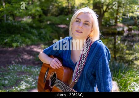 jeune femme jouant de la guitare dans le jardin japonais Banque D'Images