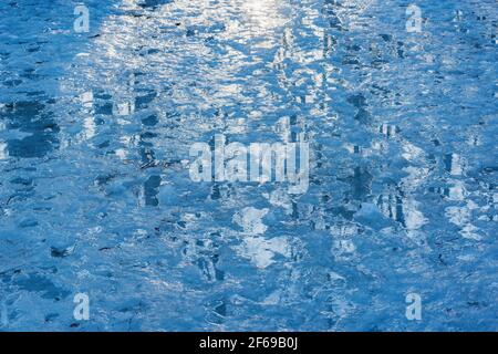 Flaques sur le chemin au début du printemps. Banque D'Images