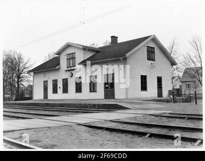 La station construite en 1889 par WHJ. Station avec des maisons de gare de 1890. Il ya dans 1991 à gauche et est maintenant loué. À gauche se trouve également les dépendances, le chargement du roi, le magazine de marchandises et la jetée de cargaison. Les pauses-train personnelles ont été supprimées de la table d'été 1977. Station paysagée en 1889. Un bâtiment de station à plastré et demi. Whj, Vittsjö - chemin de fer de Hässleholm Banque D'Images