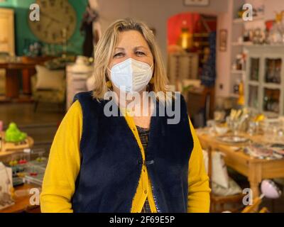 Rome, Italie. 30 mars 2021. Daniela Pancalli, qui possède une boutique de décoration dans le quartier de Trastevere à Rome, pose une photo à Rome, en Italie, le 30 mars 2021. Le gouvernement italien a du mal à trouver le juste équilibre entre les mesures destinées à stopper la propagation du coronavirus et celles qui permettent aux gens de se déplacer librement et aux entreprises d'être au moins partiellement ouvertes aux entreprises. Credit: STR/Xinhua/Alay Live News Banque D'Images